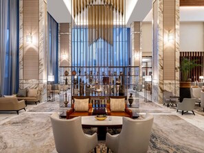 3 間餐廳，供應早餐、午餐和晚餐，東歐料理