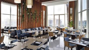 3 restaurants; breakfast, lunch, dinner and brunch served