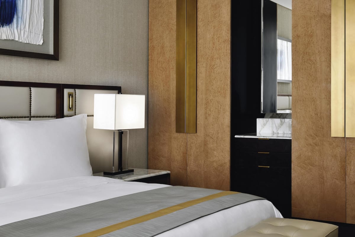 Habitación superior, 1 cama King size | Ropa de cama de alta calidad y minibar