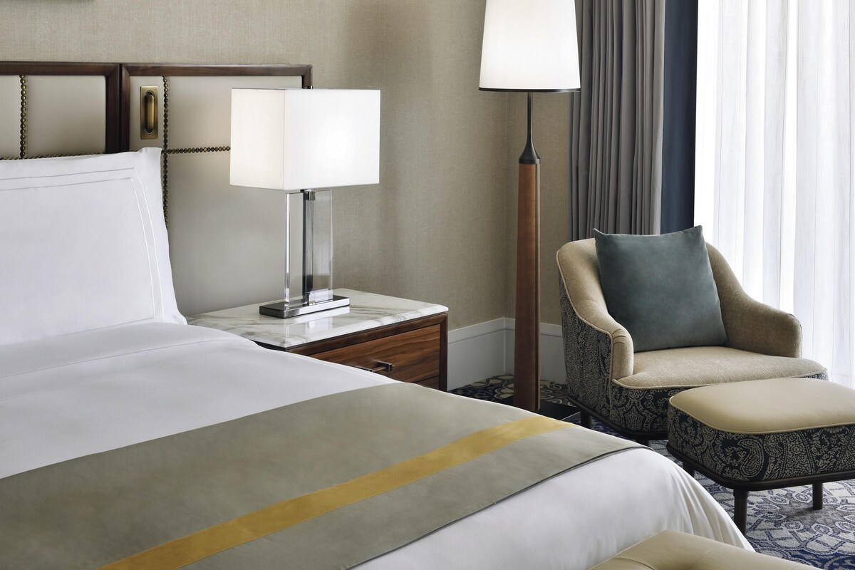 Executive Suite, 1 King Bed | Premium bedding, minibar, in-room safe, desk
