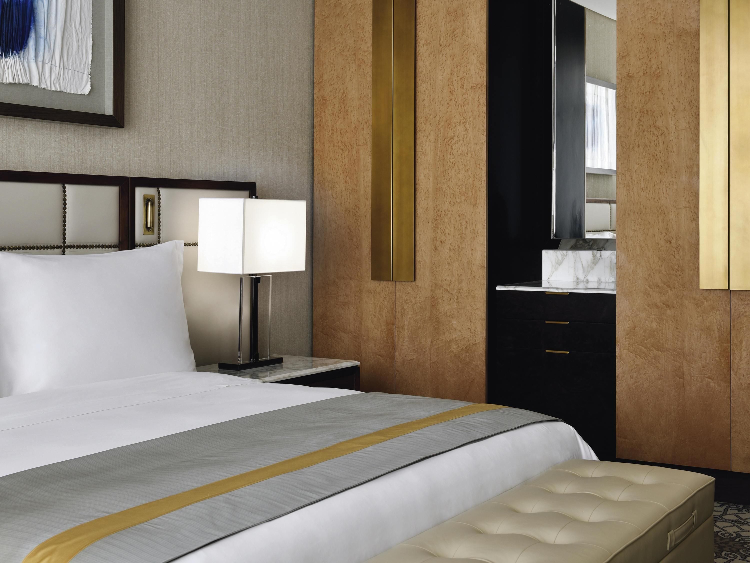 Superior kamer, 1 kingsize bed | Luxe beddengoed, een minibar, een kluis op de kamer, een bureau