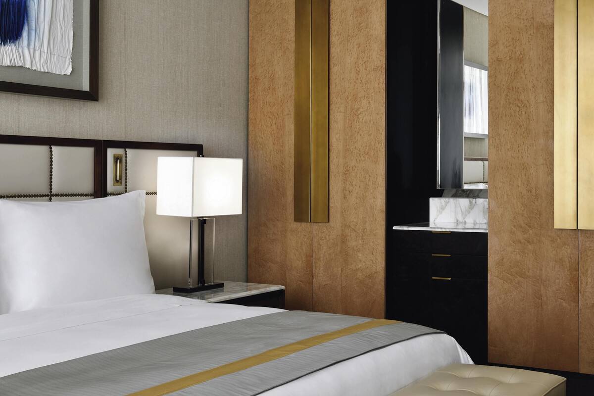 Habitación superior, 1 cama de matrimonio grande | Ropa de cama de alta calidad, minibar, caja fuerte y escritorio