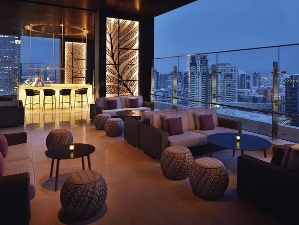 3 ห้องอาหาร, บริการอาหารเช้า อาหารกลางวัน อาหารเย็น, อาหารยุโรปตะวันออก