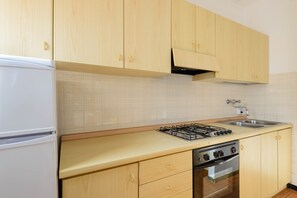 Großer Kühlschrank, Herdplatte, Wasserkocher mit Kaffee-/Teezubehör