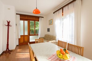 23-Zoll-Flachbildfernseher mit Satellitenempfang, Fernseher