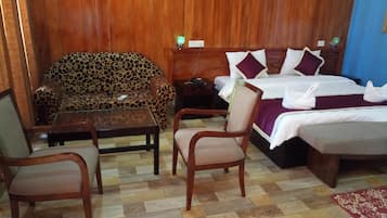 Suite estudio Royal | Área de sala de estar | Televisión