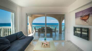 Familie appartement, meerdere bedden, niet-roken | Een kluis op de kamer, geluiddichte muren, een strijkplank/strijkijzer