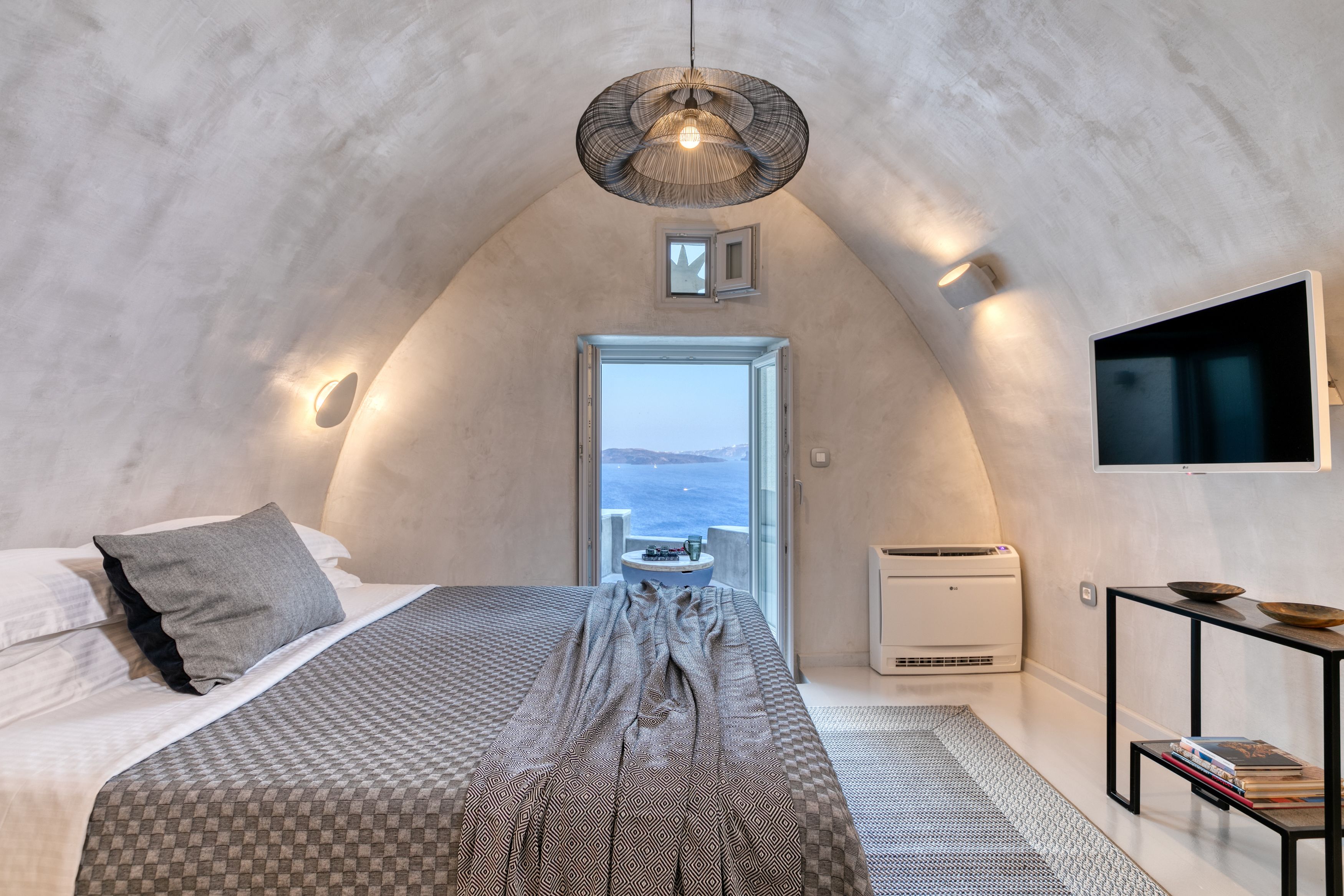 2 bedrooms, in-room safe, iron/ironing board, free WiFi