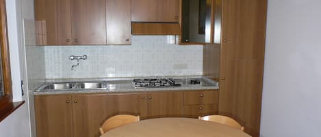Departamento, 2 habitaciones (VF) | Cocina privada | Refrigerador, parrilla de estufa y utensilios de cocina