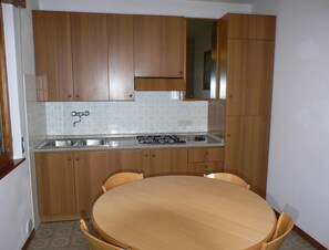 Apartment, 2 Schlafzimmer (VF) | Eigene Küche | Kühlschrank, Herdplatte, Kochgeschirr/Geschirr/Besteck