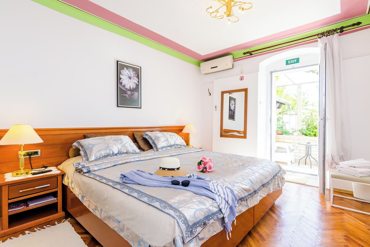 2 bedrooms, iron/ironing board, free cots/infant beds, free WiFi