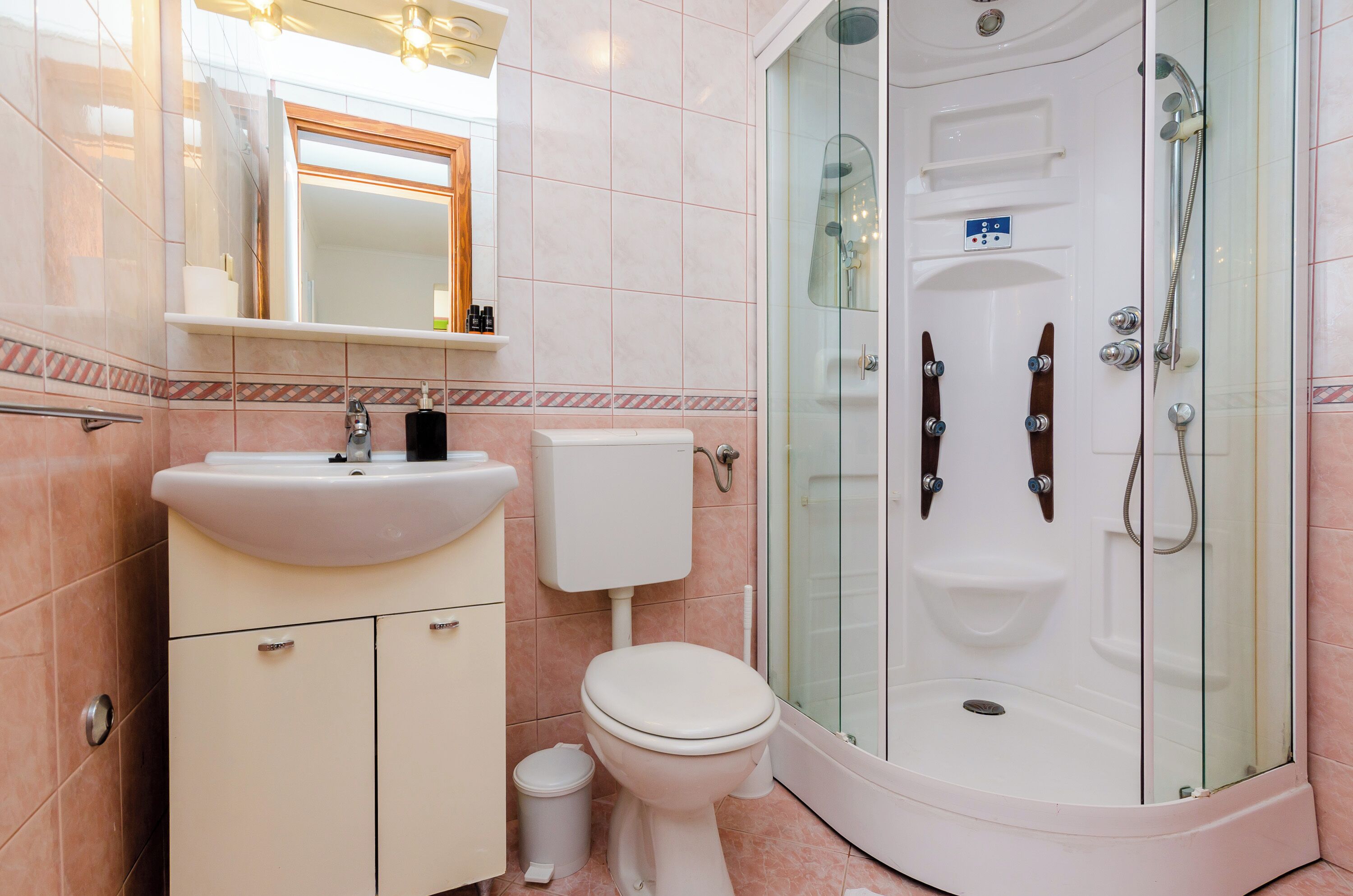 Ein Badezimmer mit Waschbecken, Toilette und einer Duschkabine.