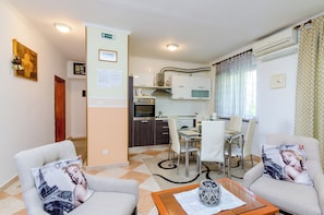 Apartment (Two-Bedroom Apartment with Sea View) | Living room | Flat-screen TV - Apartments Nicol (Dubrovnik)