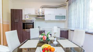 Leilighet (Two-Bedroom Apartment with Sea View) | Oppholdsrom | Flatskjerm-TV