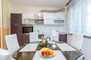 Apartamento (Two-Bedroom Apartment with Sea View) | Sala de estar | TV de tela plana