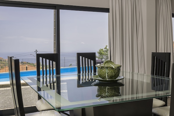 Villa, 5 Schlafzimmer, eigener Pool, Meerblick | Wohnbereich | 100-Zoll-Flachbildfernseher mit Digitalempfang, Fernseher