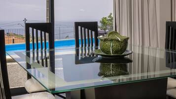Villa Standard, 5 camere da letto, piscina privata, vista mare | Area soggiorno | TV a schermo piatto 100 pollici con canali digitali, TV