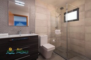 Standard Villa, 5 Bedrooms, Private Pool, Sea View | Bathroom | Shower, rainfall showerhead, hair dryer, towels - Casa da Rosalina (Calheta)