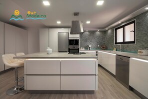 Villa Standard, 5 chambres, piscine privée, vue mer | Cuisine privée | Grand réfrigérateur, micro-ondes, four, plaque de cuisson