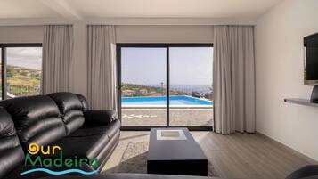 Villa Standard, 5 camere da letto, piscina privata, vista mare | Area soggiorno | TV a schermo piatto 100 pollici con canali digitali, TV