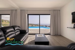 Vil·la, 5 dormitoris, piscina privada, vistes al mar | Sala d'estar | Televisor de pantalla plana de 100 polzades amb canals digitals