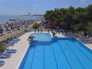 Outdoor pool, sun loungers - Villaggio Gabbiano Beach (Vieste)
