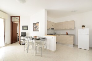 Apartment, 2 Bedrooms (I) | Private kitchen | Fridge, stovetop, cookware/dishes/utensils - Residence Rubin (Lignano Sabbiadoro)