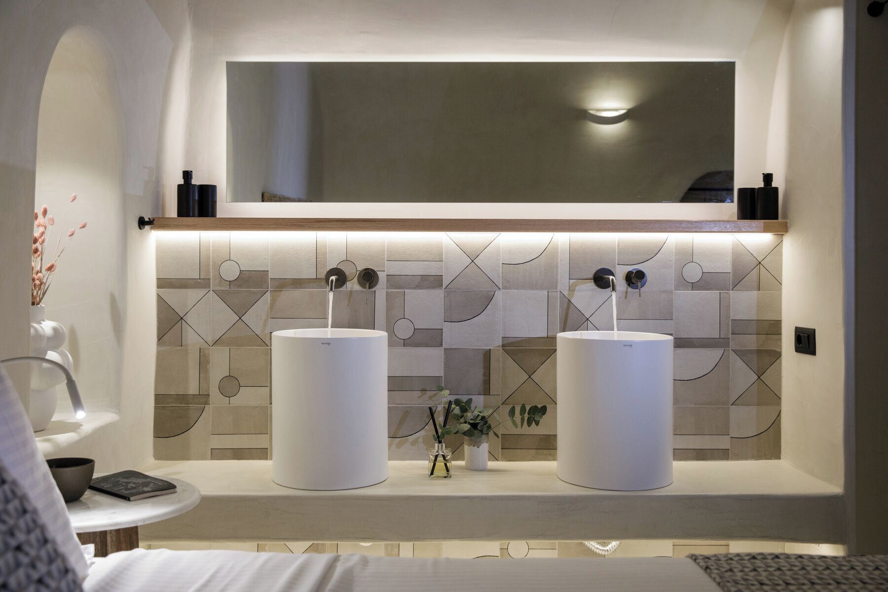 Villa de diseño, vistas al mar | Baño | Ducha, artículos de higiene personal gratuitos y secador de pelo