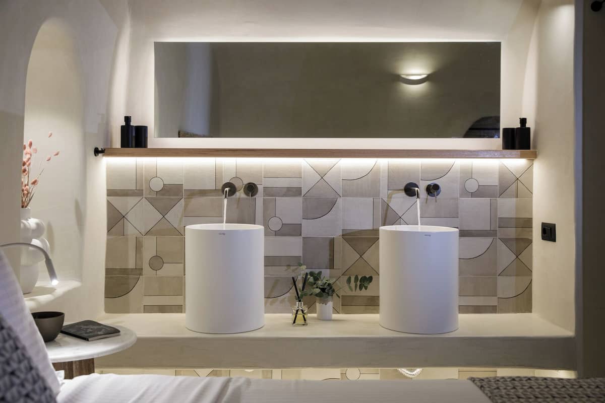 Villa de diseño, vistas al mar | Baño | Ducha, artículos de higiene personal gratuitos y secador de pelo