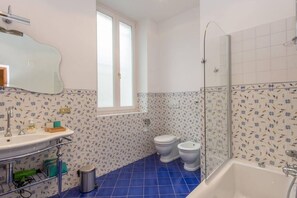 Shower, bidet, towels