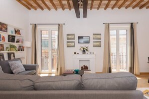 TV - Trevi Fountain Luxury Apartment (Rome)