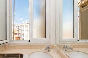 Shower, hair dryer, bidet, towels