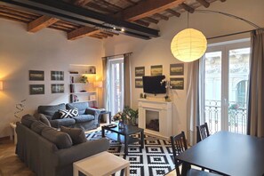 TV - Trevi Fountain Luxury Apartment (Rome)