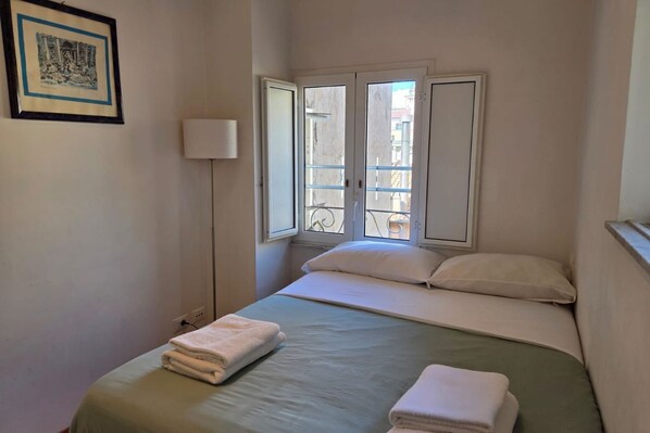 2 chambres, fer et planche à repasser, Wi-Fi, draps fournis