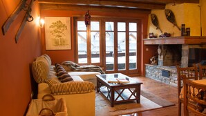 Un salon confortable avec un canapé, une table basse et une cheminée.