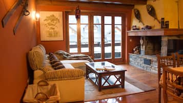 Una televisión, una chimenea, libros