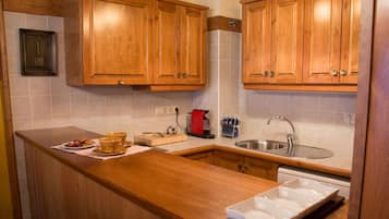 Een koelkast, een magnetron, een oven, een vaatwasser