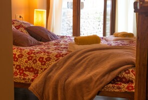 2 عدّة غرف نوم ومكواة/لوح كي وواي فاي مجانًا وملاءات أسرّة