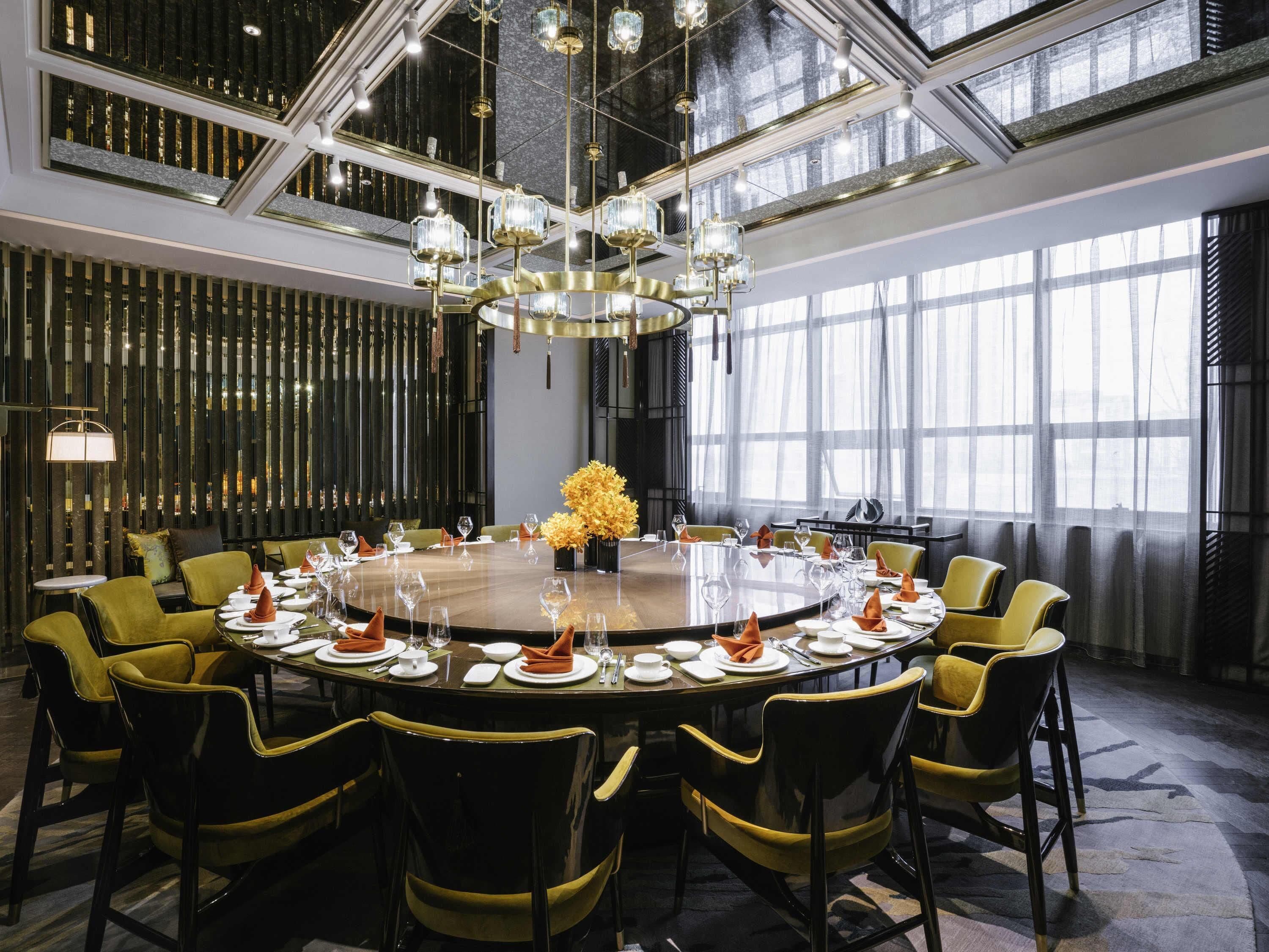 3 间餐厅，供应早餐、午餐和晚餐，本地与国际菜