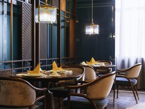 3 restaurants, breakfast, lunch served; local and international cuisine - Pullman Shanghai Qingpu Excellence (Shanghai)