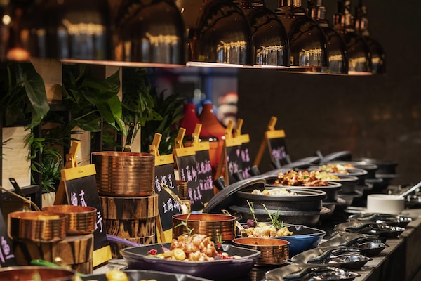 3 restaurants; breakfast, lunch, and dinner served