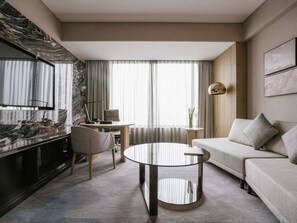 Deluxe Suite, 1 King Bed, Club Lounge Access | Minibar, in-room safe, individually decorated, individually furnished - Pullman Shanghai Qingpu Excellence (Shanghai)