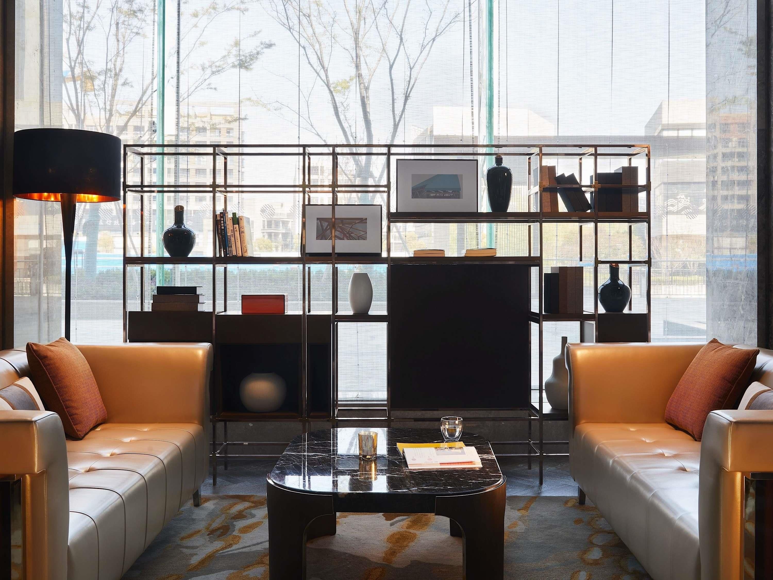 Uma sala de estar moderna com sofá, mesa de centro e estante.