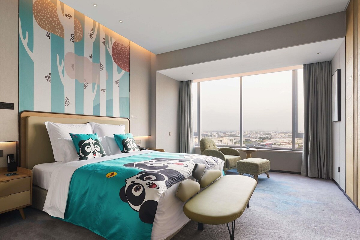Family Room, 1 King Bed, City View (Premium) | Minibar, in-room safe, desk, blackout drapes