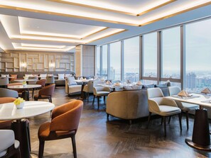 Minibar, coffres-forts dans les chambres, décoration personnalisée