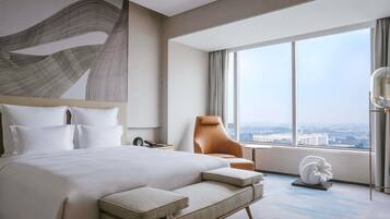 Svit Deluxe - 1 kingsize-säng - tillgång till Club Lounge | 1 sovrum, minibar och värdeförvaringsskåp på rummet