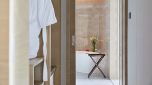 Deluxe Suite, 1 King Bed, Club lounge access | Bathroom