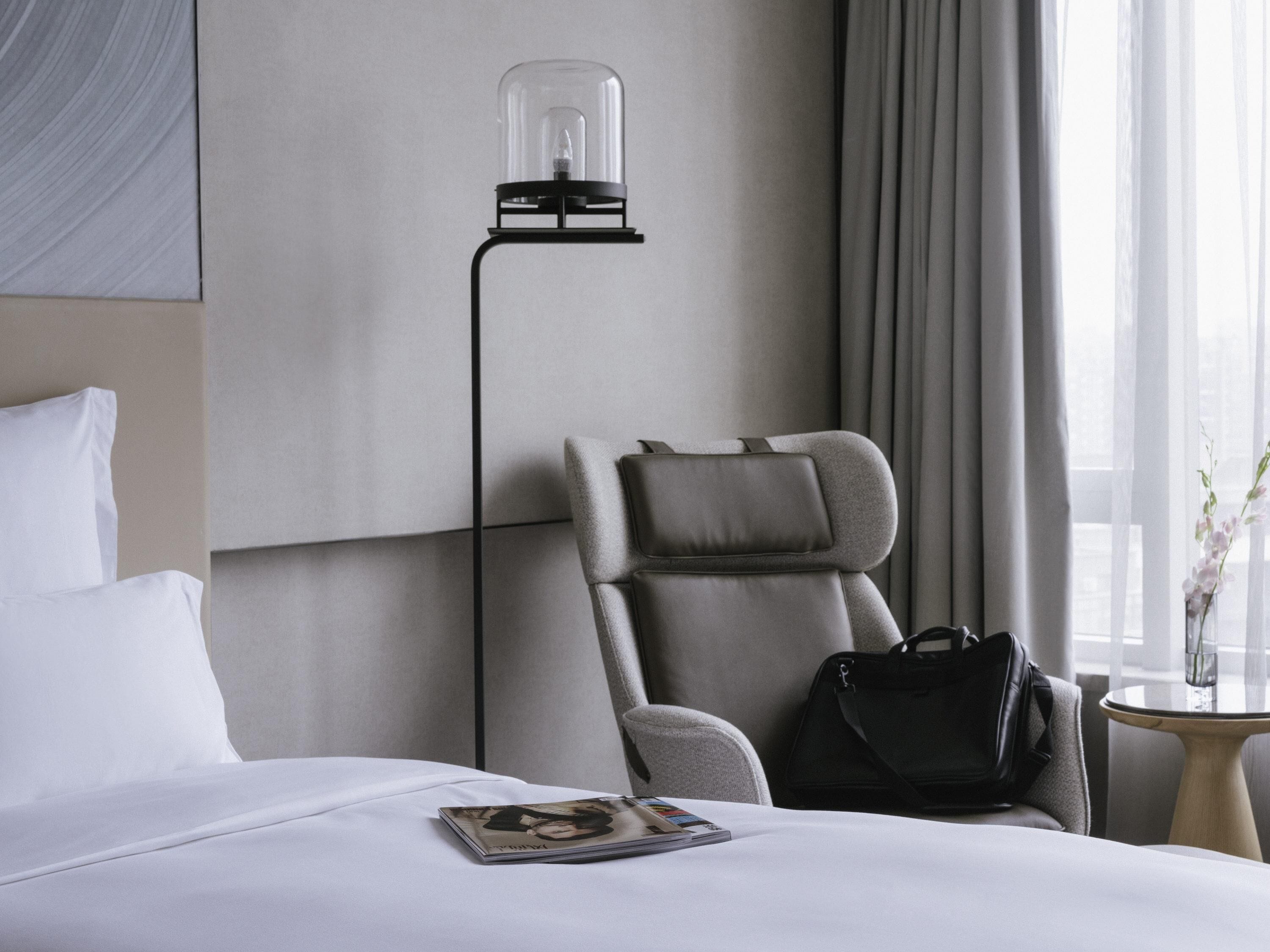 Minibar, caja de seguridad en la habitación y decoración personalizada 