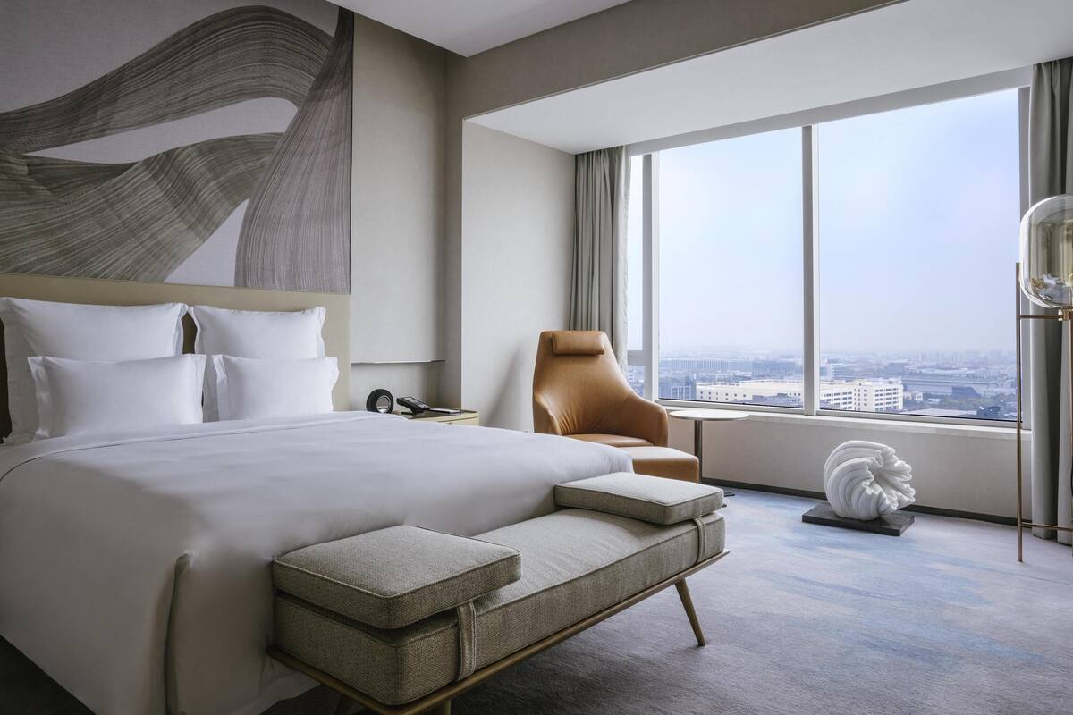 Deluxe Suite, 1 King Bed, Club Lounge Access | Minibar, in-room safe, desk, blackout drapes