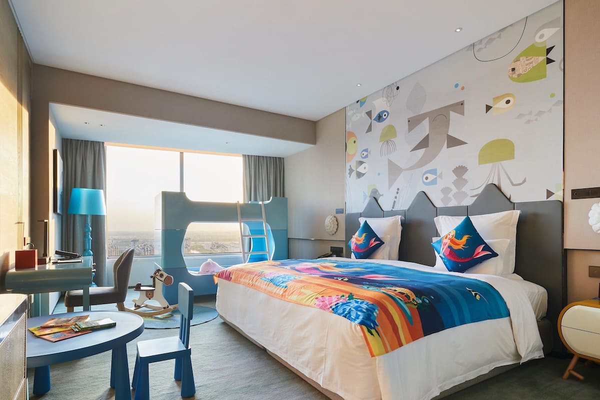 Camera familiare, 1 letto king, vista città (Premium) | 1 camera, minibar, una cassaforte in camera, con stile personalizzato